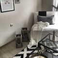 Bengü hanımın sade mobilyaları canlı renklerle tamamladığı modern evi.
