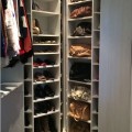Dolap organizasyonu: Döner tablalardan ayakkabılık.