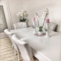 Pembe tonlarının beyaz mobilyalarla kullanıldığı zarif bir ev..