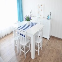 Siyah-beyaz'dan Akdeniz esintili bir salona..