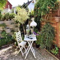 Doğal tonların maviyle karakterlendiği, abartıdan uzak, şık bir dekor.