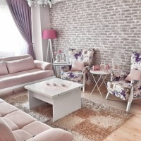 Seval Hanım'ın iç açıcı ve cıvıl cıvıl evinde ev gezmesindeyiz..