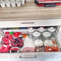 Pembe tonlarının beyaz mobilyalarla kullanıldığı zarif bir ev..