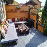 Meyra Hanım'ın paletlerden yaptığı bahçe takımı