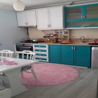 Sevda Hanım'ın boyayarak yeni bir hayat verdiği mutfağı