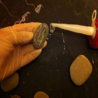 Sahilde toplanan taşlardan kapı önü paspası yapımı