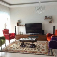 Farklı stil ve renklerin bir araya geldiği özenli ve zarif bir ev..