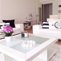 Beyazın canlı renklerle kombinlendiği içimizi açan bir ev