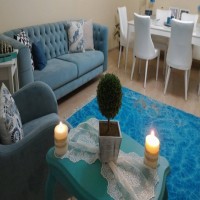 Deniz esintileriyle döşenmiş her köşesi özenli ve rahatlatıcı bir ev