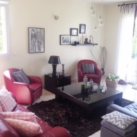 Yeşil ve çiçeklerin odakta olduğu zarif ve huzurlu bir ev