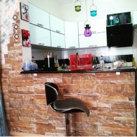 Nigar Hanım'ın krem, mavi ve ahşap ağırlıklı rahatlatıcı evi