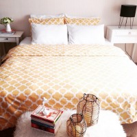 Gülseren Hanım'ın aksesuar ve mevsim çiçekleriyle renklenen beyaz evi