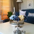 Mavi, beyaza eşlik eden gümüş detaylarla şık ve zarif bir ev.