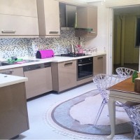 Ev Gezmesi: Şık renkler ve parlak kumaşlarla göz alıcı bir dekor..