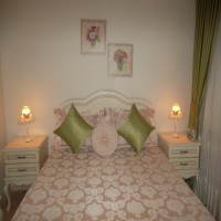 Pastel pembe ve yeşillerle country stil bir yatak odası