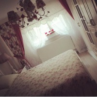 Şirin Hanım'ın pembeler ve çiçek desenler içindeki country tarzı evi