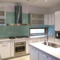 Tezgah arası cam uygulamayla hareket kazanmış 14 mutfak.