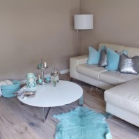 Doğal tonların maviyle karakterlendiği, abartıdan uzak, şık bir dekor.