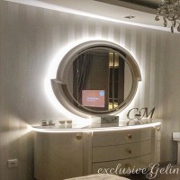 Ev Gezmesi: Şık renkler ve parlak kumaşlarla göz alıcı bir dekor..