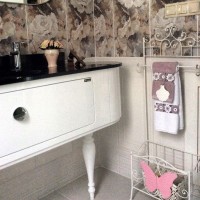 Farklı stil ve renklerin bir araya geldiği özenli ve zarif bir ev..