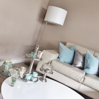 Doğal tonların maviyle karakterlendiği, abartıdan uzak, şık bir dekor.