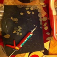 Sahilde toplanan taşlardan kapı önü paspası yapımı