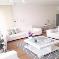 Beyazın canlı renklerle kombinlendiği içimizi açan bir ev