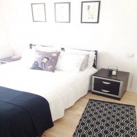 Beyazın canlı renklerle kombinlendiği içimizi açan bir ev