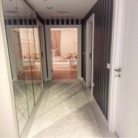 Ev Gezmesi: Şık renkler ve parlak kumaşlarla göz alıcı bir dekor..