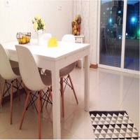 Gülseren Hanım'ın aksesuar ve mevsim çiçekleriyle renklenen beyaz evi