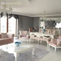 Gri, pembe ve beyaz uyumuyla Fatma hanımın klasik stil, zamansız evi..