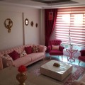 Açık, koyu pembe tonları ve altın vurgusuyla şık ve cıvıl cıvıl bir ev..
