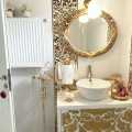 Altın renk vurgusu, floral desenler. Seda hanımın banyo dekoru..
