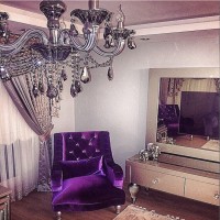 Ev Gezmesi: Şık renkler ve parlak kumaşlarla göz alıcı bir dekor..