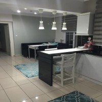 Selda Hanım'ın maviyle renklendirdiği modern mutfağı..