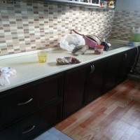 Neşe Hanım'ın beyaza boyadığı koyu renk mutfak dolapları