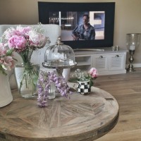 Doğal tonların maviyle karakterlendiği, abartıdan uzak, şık bir dekor.