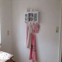 Pembe tonlarının beyaz mobilyalarla kullanıldığı zarif bir ev..