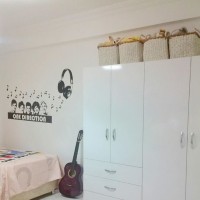 Baştan aşağı yenilenen bir evde, modern ve ferah bir dekor..