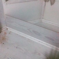 Pembe bir köy evinde artan parkeden cumbaya sedir yapımı