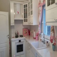 Country stilde nostaljik esintilerle dolu bir mutfak..