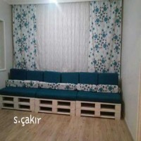 Safiye Hanım'ın paletlerden yaptığı köşe takımı