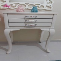 Çatal bıçaklık takımının kutusundan, antreye şık bir giriş sehpası