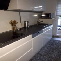 Gri, bej ve beyazla sade ve dinlendirici bir ev