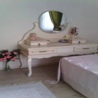 Pastel pembe ve yeşillerle country stil bir yatak odası