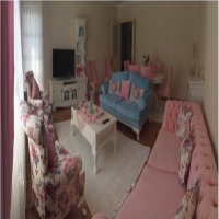 Pembeler Mavilerle Neşeli ve Genç Bir Ev