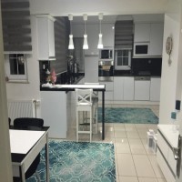 Selda Hanım'ın maviyle renklendirdiği modern mutfağı..