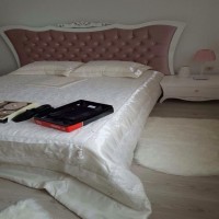 Pembe tonlarının beyaz mobilyalarla kullanıldığı zarif bir ev..