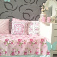 Pastel mavi ve pembelerle zarif bir ev