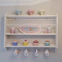 Country stilde nostaljik esintilerle dolu bir mutfak..